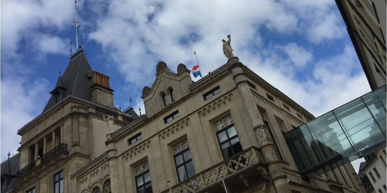 Reaktiounen op Gehälteraccord An de Couloire vum Parlament gëtt den Accord net wierklech a Fro gestallt